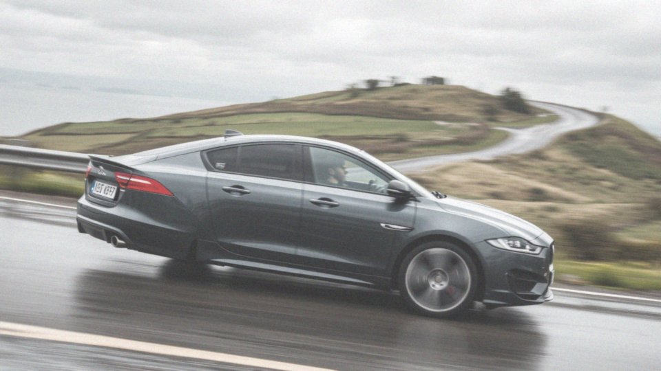 Jakie są osiągi silników Jaguara XF?